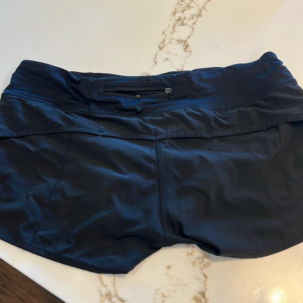Size 6 Lulu speed up low rise lined shorts- black